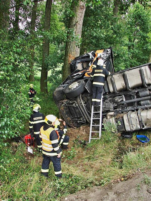 Dopravní nehoda kamionu na 1/11 mezi Česticemi a Lípou nad Orlicí 