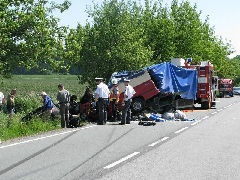 Ke střetu dvou vozidel došlo silnici II/319 za Rychnovem nad Kněžnou ve směru na Javornici. Osobní vůz značky Ford se zde střetl s pick-upem Dacia. Při této srážce zahynul spolujezdec z fordu, další dvě osoby jsou těžce zraněné.