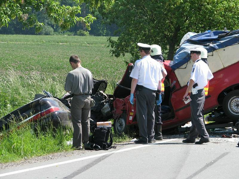 Ke střetu dvou vozidel došlo silnici II/319 za Rychnovem nad Kněžnou ve směru na Javornici. Osobní vůz značky Ford se zde střetl s pick-upem Dacia. Při této srážce zahynul spolujezdec z fordu, další dvě osoby jsou těžce zraněné.