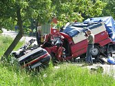 Ke střetu dvou vozidel došlo silnici II/319 za Rychnovem nad Kněžnou ve směru na Javornici. Osobní vůz značky Ford se zde střetl s pick-upem Dacia. Při této srážce zahynul spolujezdec z fordu, další dvě osoby jsou těžce zraněné.