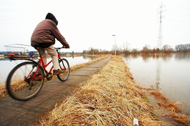 Rozvodněná řeka Orlice v Týništi nad Orlicí (Rychnovsko) 6. března 2009.