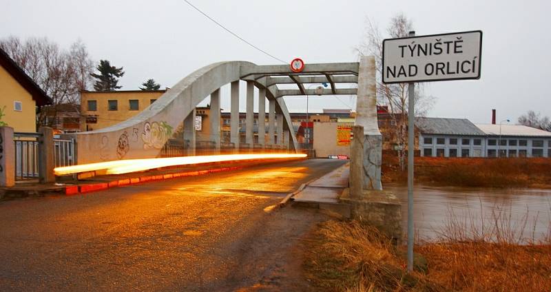 Rozvodněná řeka Orlice v Týništi nad Orlicí (Rychnovsko) 6. března 2009.