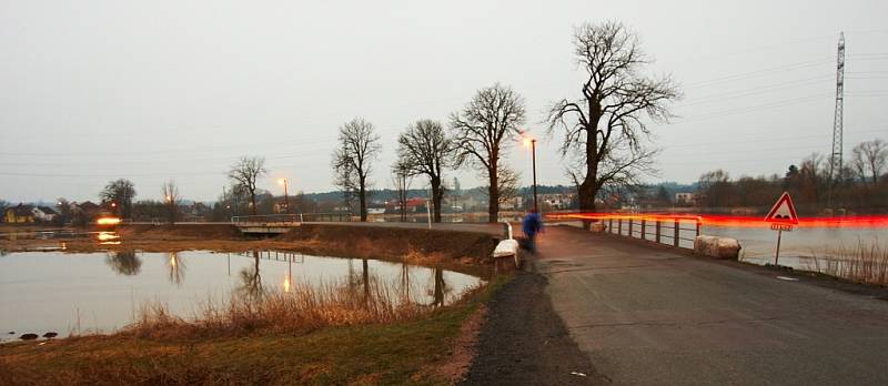 Rozvodněná řeka Orlice v Týništi nad Orlicí (Rychnovsko) 6. března 2009.