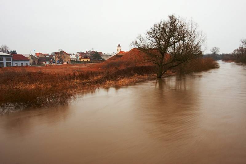 Rozvodněná řeka Orlice v Týništi nad Orlicí (Rychnovsko) 6. března 2009.