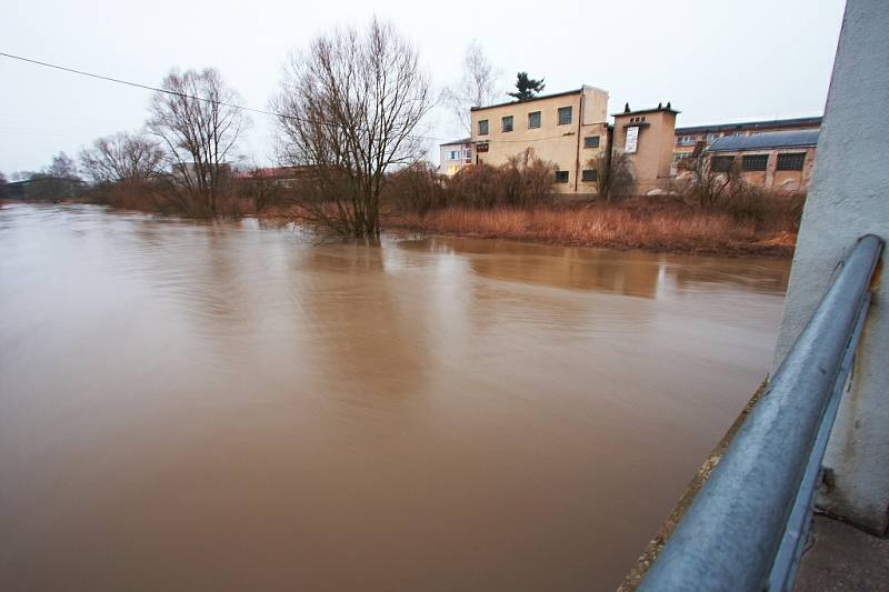 Rozvodněná řeka Orlice v Týništi nad Orlicí (Rychnovsko) 6. března 2009.