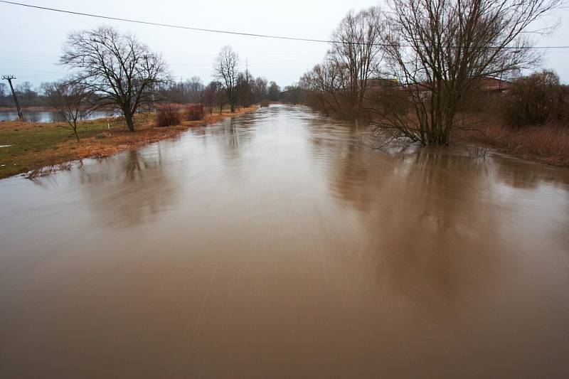 Rozvodněná řeka Orlice v Týništi nad Orlicí (Rychnovsko) 6. března 2009.