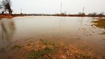 Rozvodněná řeka Orlice v Týništi nad Orlicí (Rychnovsko) 6. března 2009.