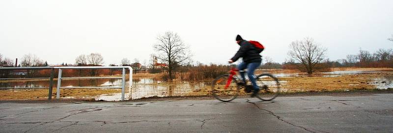 Rozvodněná řeka Orlice v Týništi nad Orlicí (Rychnovsko) 6. března 2009.