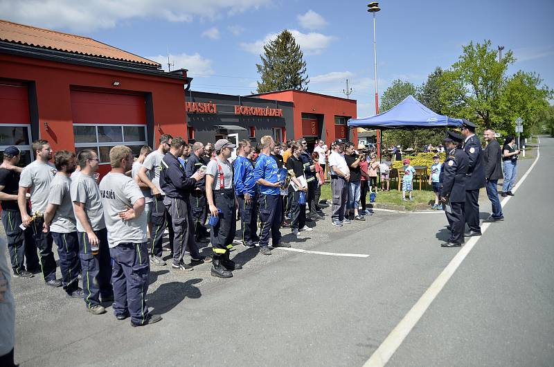 Ze Dne s borohrádeckými hasiči. Součástí programu byla i okrsková soutěž v požárním útoku družstev a soutěž o pohár starosty města. Foto: Martin Tobiška