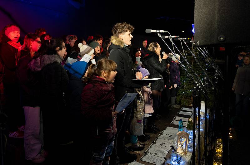 Tradiční setkání u příležitosti 12. ročníku akce Česko zpívá koledy se uskutečnilo také na Jiráskově náměstí v Kostelci nad Orlicí.