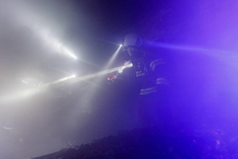 Pět jednotek hasičů bojovalo s požárem baráku v Rychnově