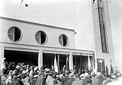 SLAVNOSTNÍ OTEVŘENÍ Husova sboru se konalo 24. května 1936, sešlo se tu na čtyři tisíce účastníků. 