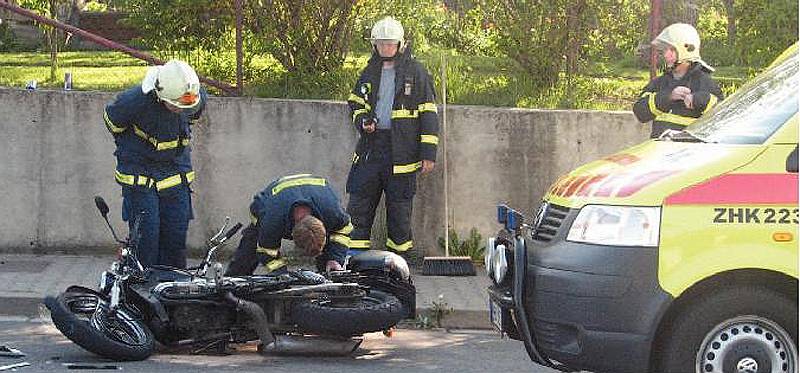 Střetu motocyklu a osobního vozu, k němuž došlo těsně před zahájením vyučování u přechodu pro chodce jen pár metrů vzdáleného od solnické Základní školy.