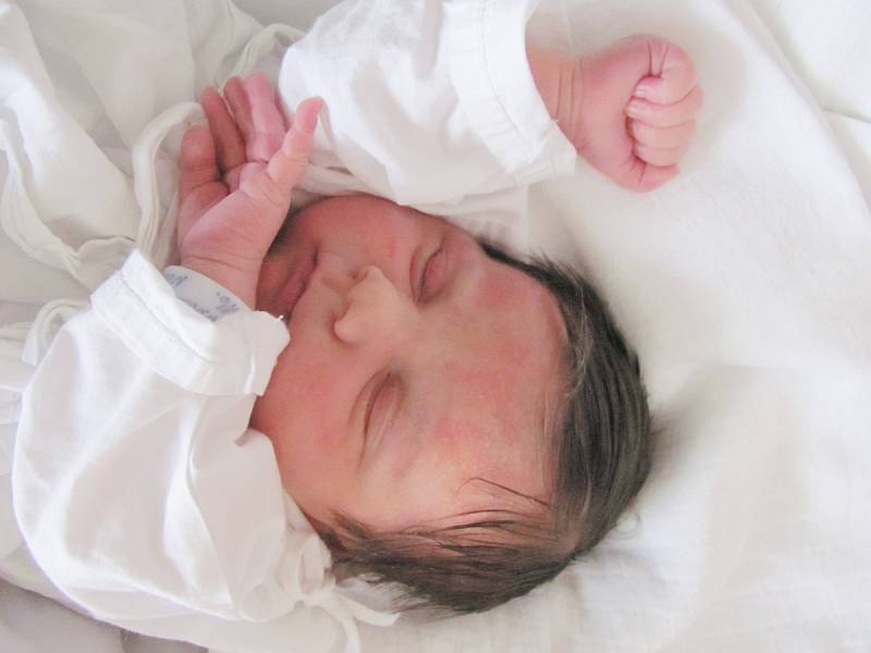 KRISTÝNA JINDROVÁ bude doma v Ličně s rodiči Kamilou Vrbovou a Michalem Jindrou. Narodila se 7. října ve 4.08 hodin s váhou 3,35 kg a délkou 48 cm. Tatínek byl u porodu obrovskou oporou.
