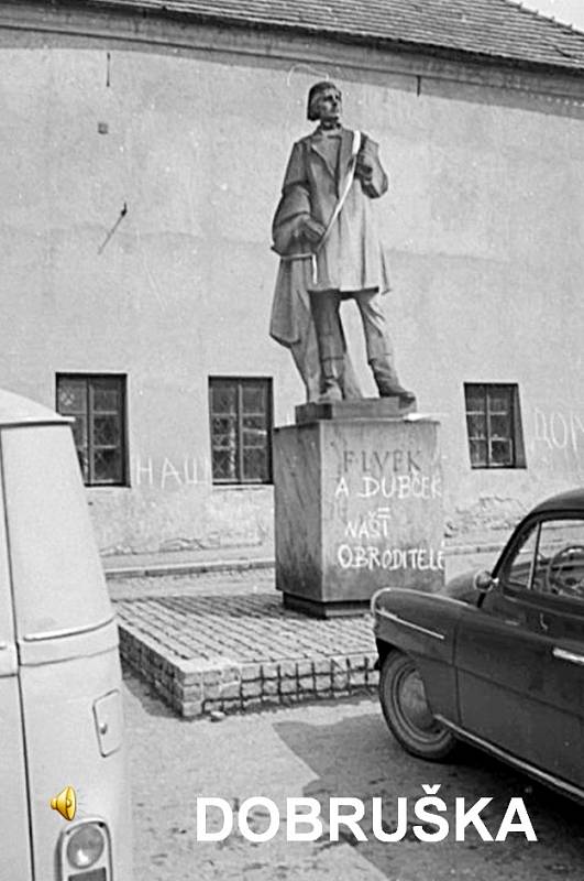 Před pětačtyřiceti lety projela kolona tanků vojsk Varšavské smlouvy také Rychnovskem. Mosty, cesty i zábradlí zdobila zlostná hesla.