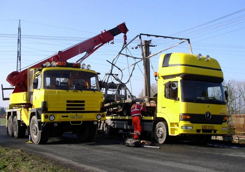 Oheň zasáhl i elektrické vedení.