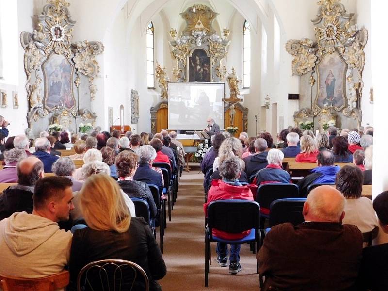 Jiří Stivín naživo i na promítacím plátně.