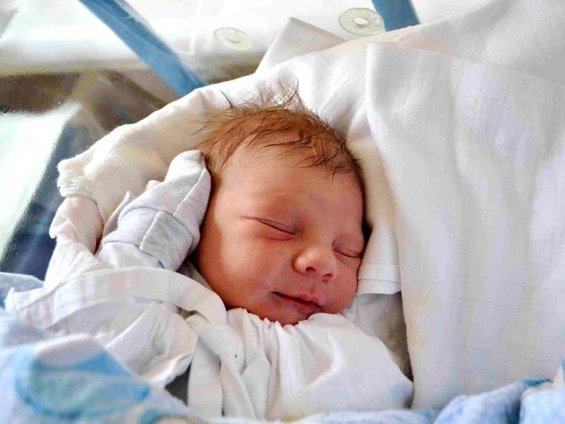 JAKUB POTUŽNÍK :  Rodiče Aneta a Michal Potužníkovi se těší z prvorozeného syna. Narodil se 10. dubna v 7:41 s váhou 3780 gramů a délkou 52 cm. Při porodu prvního dítěte byl tatínek obrovskou oporou.