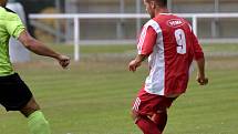 Lukáš Slezák v červeném dresu - jedním z nejlepších hráčů na hřišti v okresním derby Týniště – Dobruška (2:2). 