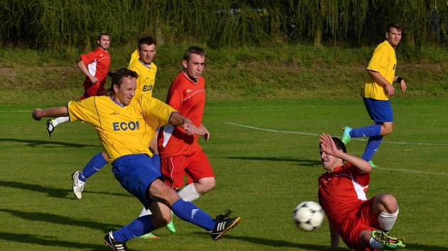 MOMENTY z finálového zápasu okresního poháru Baník Vamberk B – FC České Meziříčí B (domácí v tmavých dresech).  