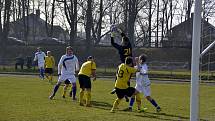 Kostelečtí fotbalisté (v bílém) v jarní premiéře remizovali s Vysokou 1:1, v penaltovém rozstřelu uspěli hosté.