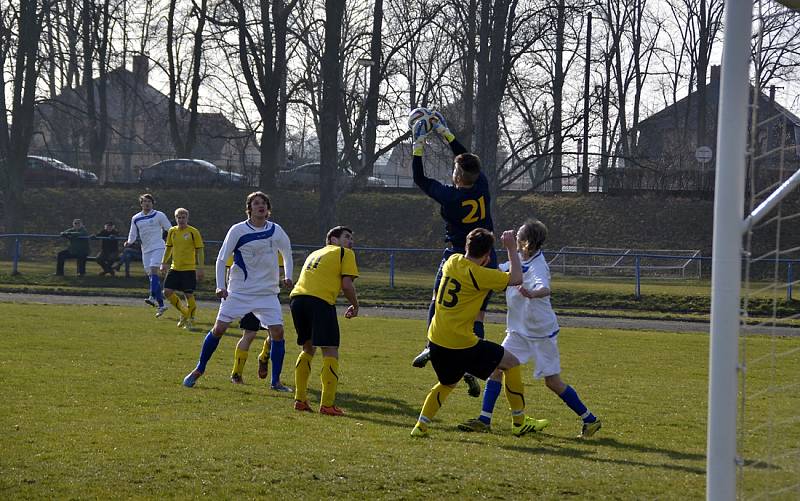 Kostelečtí fotbalisté (v bílém) v jarní premiéře remizovali s Vysokou 1:1, v penaltovém rozstřelu uspěli hosté.