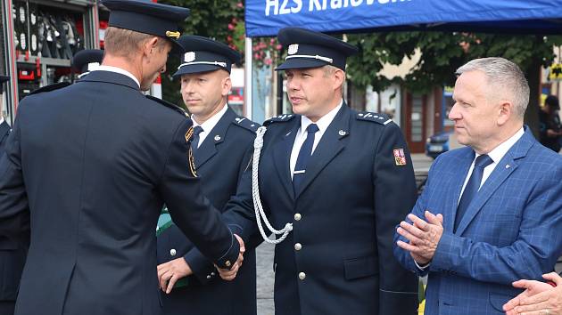 V pátek se na náměstí F. L. Věka v Dobrušce konala oslava kulatin profesionálních hasičů.