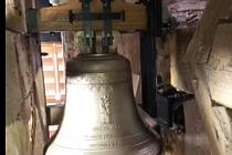Na věž kostela v Orlickém Záhoří se vrátil zvon.