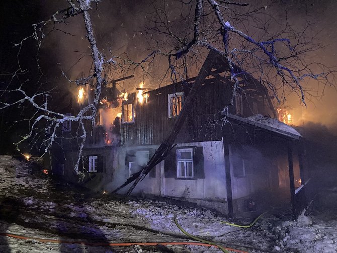Požár chalupy v Bartošovicích v Orlických horách - Neratově.