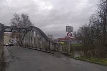Obyvatelé Týniště nad Orlicí a Albrechtic nad Orlicí žijí na dohled, dělí je pouze řeka a zhruba pětisetmetrové, převážně pravidelně zaplavované, louky. Až začne dlouho plánovaná rekonstrukce silnice a oprava několika mostů, spojení se na dva roky přeruší