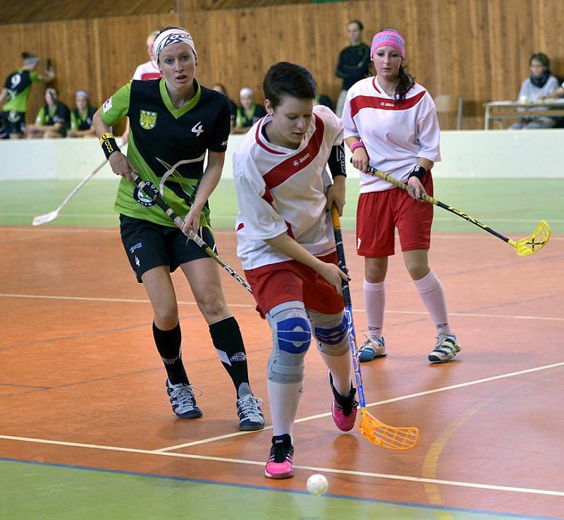 OSM GÓLŮ padlo v okresním druholigovém derby florbalistek na turnaji v Kostelci nad Orlicí. Ze zisku tří bodů se radovaly hráčky Dobrého (tmavé dresy), které porazily Dobrušku 6:2.     