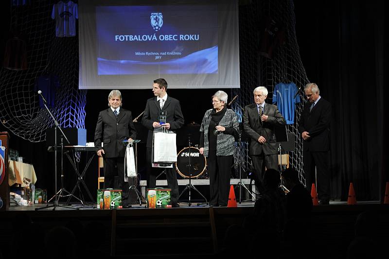 FOTBALOVÁ OBEC ROKU 2013. Tuto cenu získaly Albrechtice nad Orlicí (OFS Rychnov nad Kněžnou) a Bílá Třemešná  (OFS Trutnov). Ocenění převzali  starostové Jaromír Kratěna (vlevo) a  Štěpán Čeněk. 