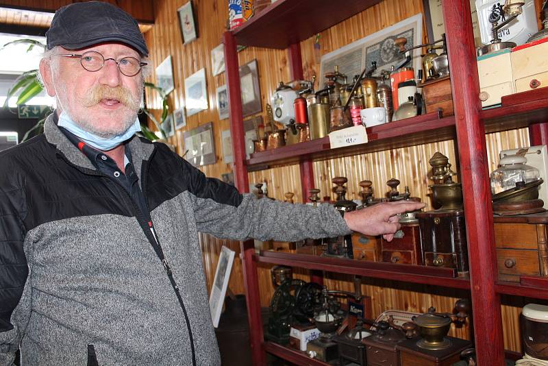 Navštívit Frolíkovu pražírnu kávy v Borohrádku je zážitek. Tento mlýnek byl první, ukazuje Petr Frolík.