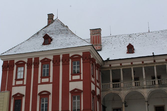 Z areálu opočenského zámku a historického centra města.
