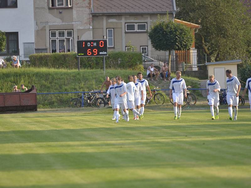 Nováček fotbalového krajského přeboru z Kostelce nad Orlicí (v bílých dresech) porazil v úvodním zápase nové sezony rychnovský Spartak 1:0.