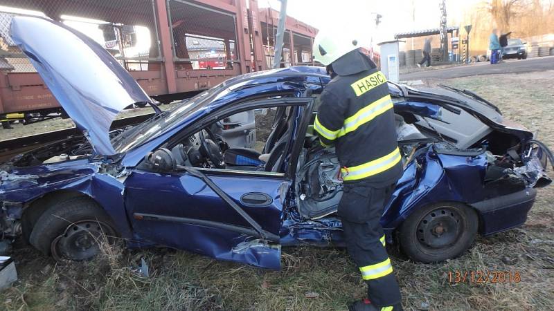 Střet nákladního vlaku s osobním automobilem v Rychnově nad Kněžnou.