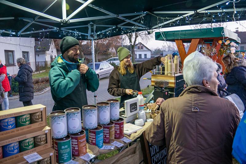 Z adventního jarmarku a rozsvícení vánočního stromku v Albrechticích nad Orlicí.