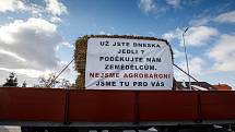 Z protestní jízdy traktorů u Dobrušky.