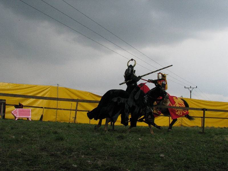 Skupina Ordo Kromen v Kostelci představila rytířská klání.