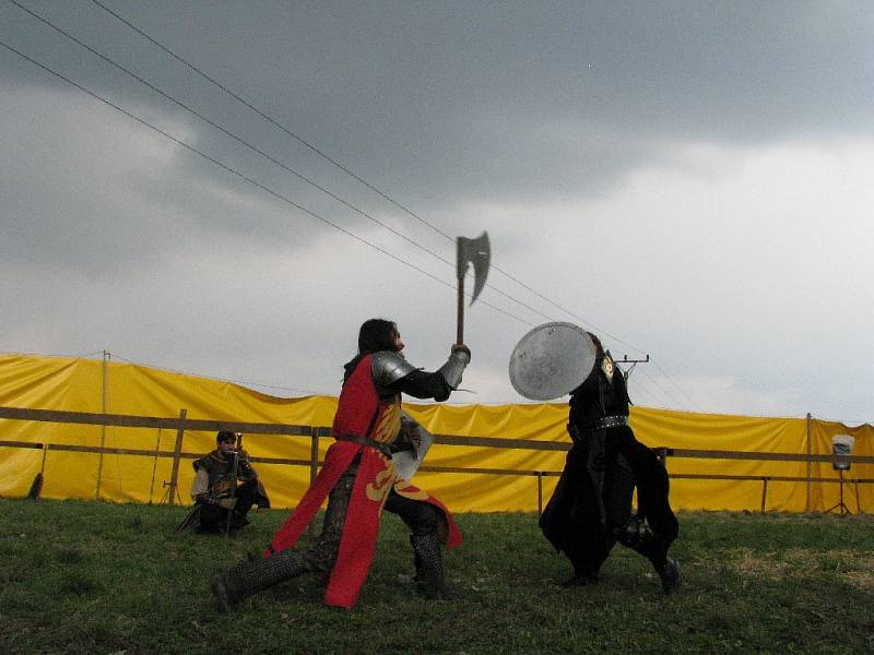 Skupina Ordo Kromen v Kostelci představila rytířská klání.