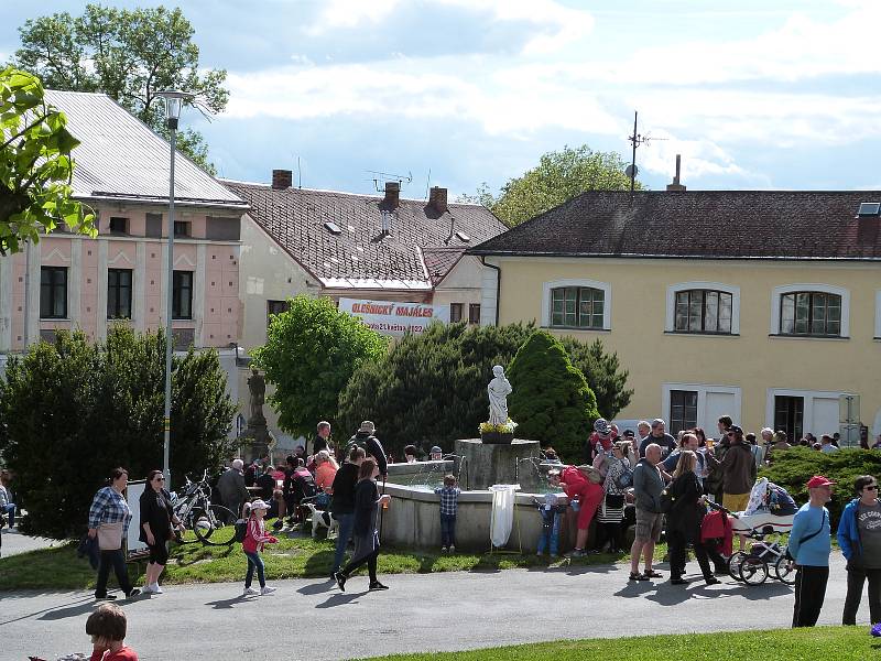 Sobotu zpestřil v Olešnici v Orlických horách majálesový program.