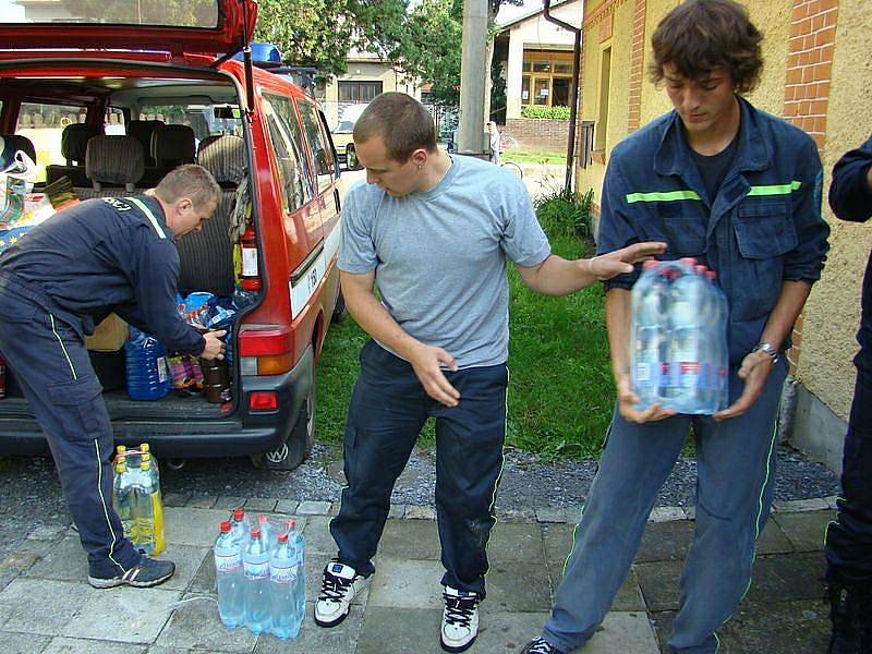 Sbory dobrovolných hasičů Roveň-Rychnov n. K. a Olešnice v O.H.  poskytly společnou pomoc  v oblasti Jesenicka, a to v obci Velká Kraš. 