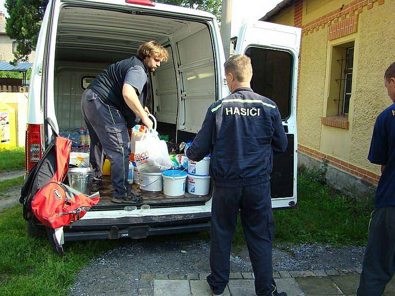 Sbory dobrovolných hasičů Roveň-Rychnov n. K. a Olešnice v O.H.  poskytly společnou pomoc  v oblasti Jesenicka, a to v obci Velká Kraš. 