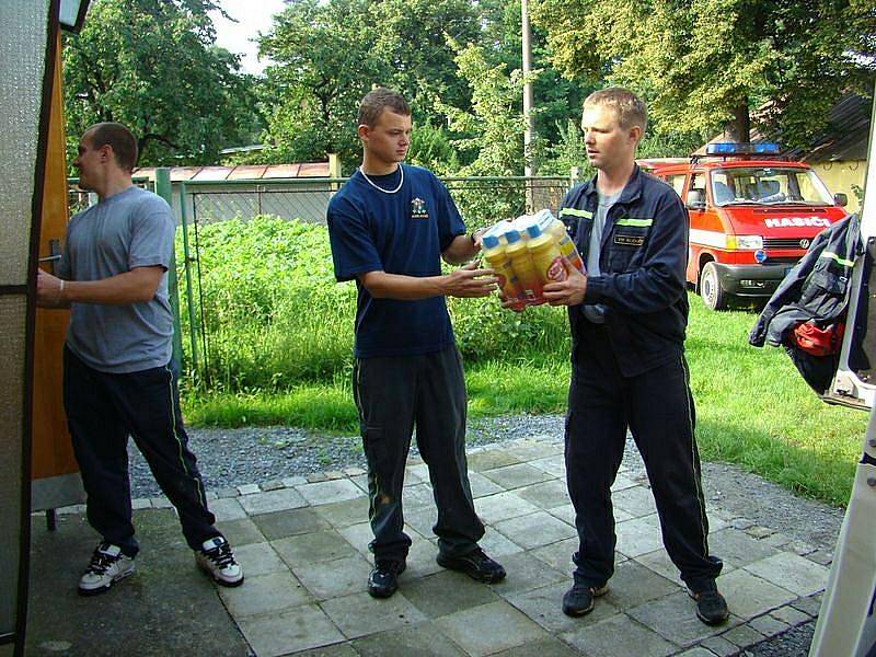 Sbory dobrovolných hasičů Roveň-Rychnov n. K. a Olešnice v O.H.  poskytly společnou pomoc  v oblasti Jesenicka, a to v obci Velká Kraš. 