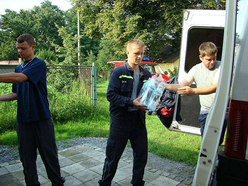Sbory dobrovolných hasičů Roveň-Rychnov n. K. a Olešnice v O.H.  poskytly společnou pomoc  v oblasti Jesenicka, a to v obci Velká Kraš. 