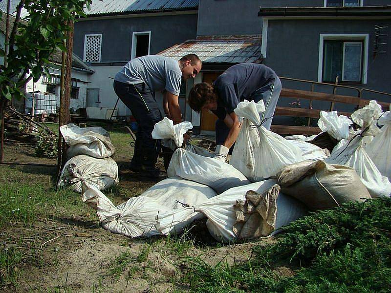 Sbory dobrovolných hasičů Roveň-Rychnov n. K. a Olešnice v O.H.  poskytly společnou pomoc  v oblasti Jesenicka, a to v obci Velká Kraš. 