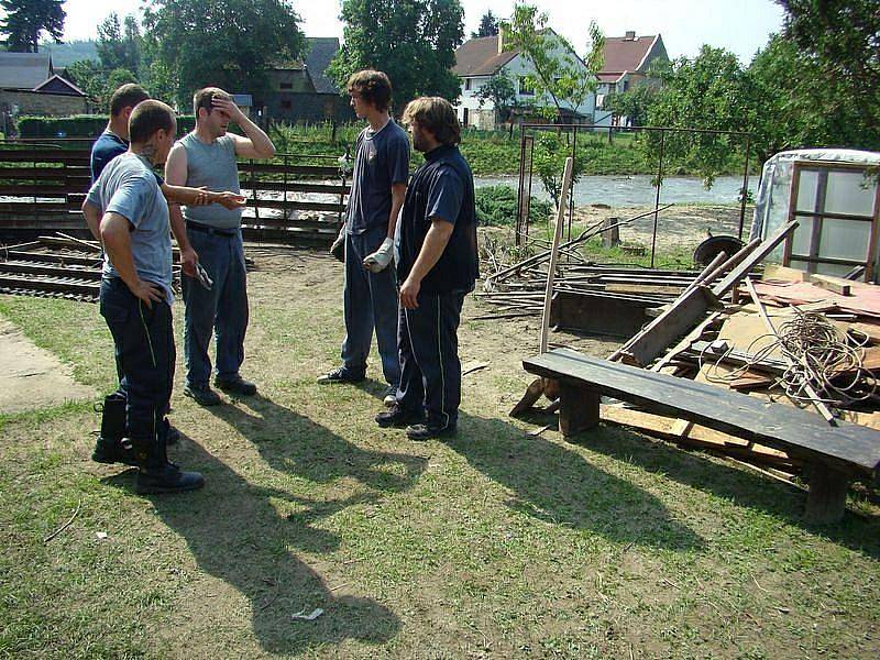 Sbory dobrovolných hasičů Roveň-Rychnov n. K. a Olešnice v O.H.  poskytly společnou pomoc  v oblasti Jesenicka, a to v obci Velká Kraš. 