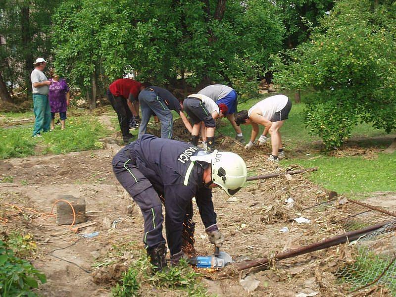 Sbory dobrovolných hasičů Roveň-Rychnov n. K. a Olešnice v O.H.  poskytly společnou pomoc  v oblasti Jesenicka, a to v obci Velká Kraš. 