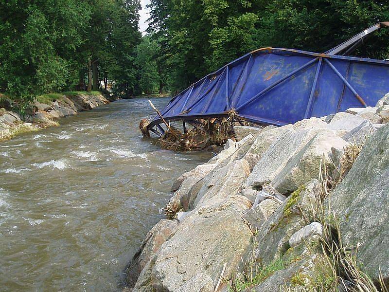 Sbory dobrovolných hasičů Roveň-Rychnov n. K. a Olešnice v O.H.  poskytly společnou pomoc  v oblasti Jesenicka, a to v obci Velká Kraš. 