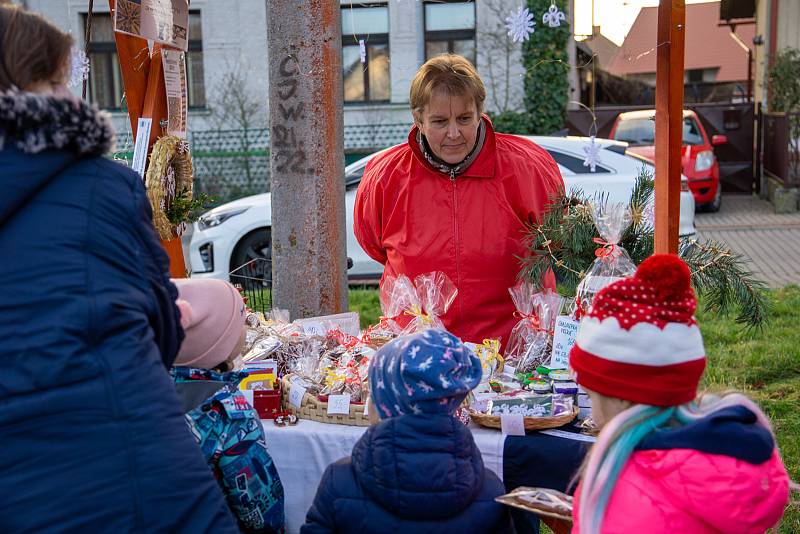 Z adventního jarmarku a rozsvícení vánočního stromku v Albrechticích nad Orlicí.